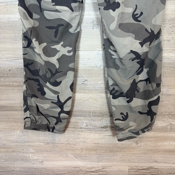 Patagonia Men's Gray Camouflage Hiking Pants - Picture 5 of 6